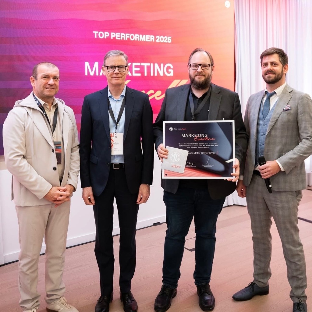 MG Marketing Excellence Award Verleihung auf der Bühne für Autohaus Bauer & Cloudcompany