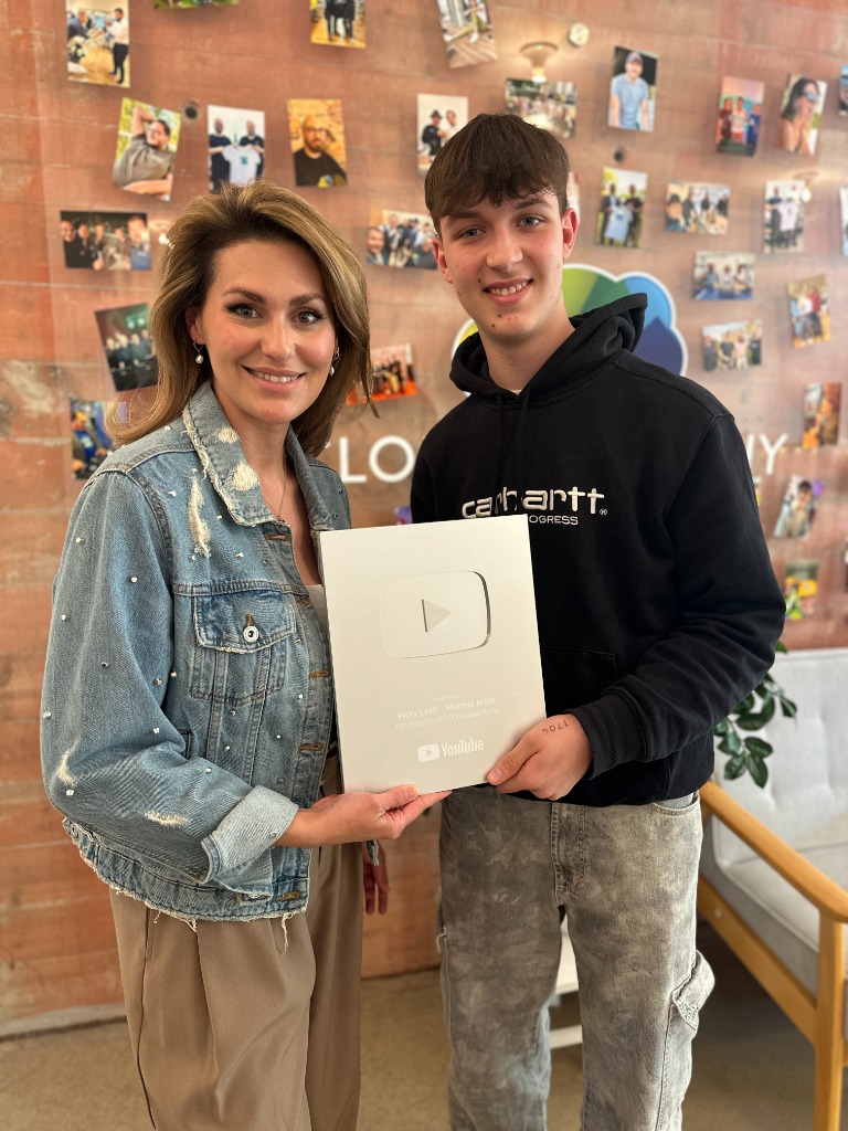 Vicky Lash und Nico Jungmann mit dem YouTube Silver Play Button für 100.000 Abonnenten