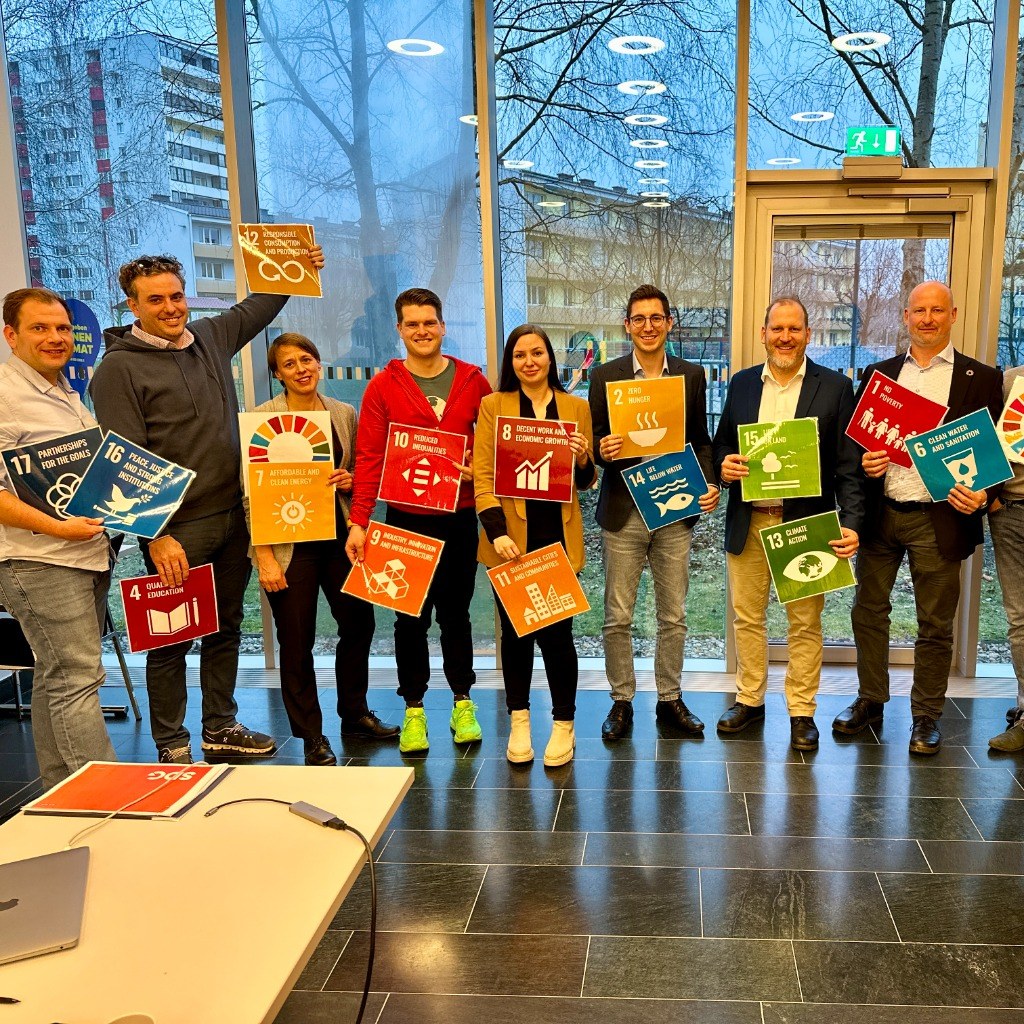 Projektteam aus BOKU Studierenden und WKNÖ Unternehmern mit den SDG Kacheln