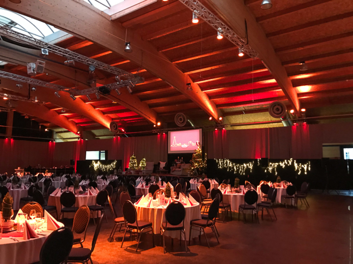 Ton und Lichttechnik Verleih für Galaabend Bestuhlung Bühne und Ambiente